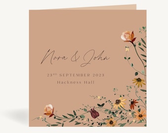 Gevouwen huwelijksuitnodigingen met wilde bloemen in de herfst