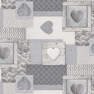 Op de afbeelding: Een behangpatroon met een patchworkontwerp van grijze en witte texturen. De print bevat houten planken, gevlochten mandpatronen, gebreide stof en ingelijste vierkanten met hartvormen met gedetailleerde krulmotieven.
