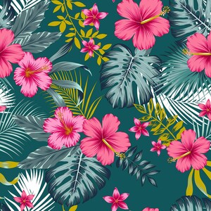 Könnte beinhalten: Ein nahtloses Textilmuster mit leuchtend rosa Hibiskusblüten und großen grünen Monstera-Blättern auf tiefem blaugrünem Hintergrund. Das Design umfasst kleineres gelbes Blattwerk und weiße Palmwedel, die einen dichten tropischen botanischen Druck erzeugen.