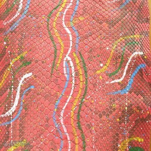 Op de afbeelding: Een rood slangenleren vel met een gestructureerd schubbenpatroon, bedekt met abstracte verticale golvende lijnen in wit, blauw, geel en groen, geaccentueerd door kleine verfspatten in diverse kleuren en de tekst BestExoticTannery.