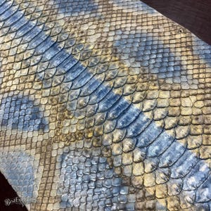 Piel de pitón reticulada auténtica con corte en el lomo / Piel de serpiente exótica sin blanquear de color gris azulado / Piel de pitón de primera calidad para bolsos y artesanías