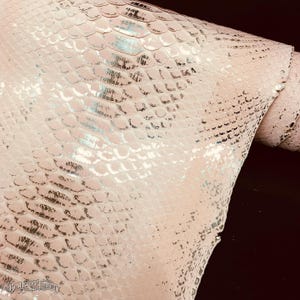 Piel de pitón reticulada auténtica con corte en el lomo / Piel de serpiente exótica con acabado metalizado / Piel de pitón rosa empolvado para artesanías de lujo