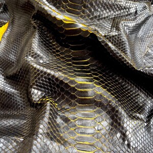 Piel de pitón reticulada auténtica con corte en el lomo / Mezcla de negro y amarillo, piel de serpiente exótica sin blanquear / Piel de pitón de primera calidad para bolsos y artesanías