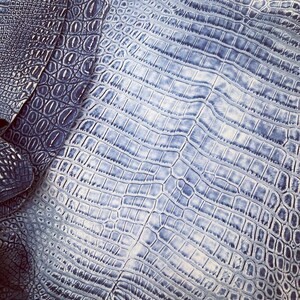 Cuir d'alligator de Papouasie véritable | Dos non blanchi | Cuir exotique bleu-gris métallisé pour la maroquinerie