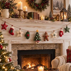 Può includere: Una ghirlanda festiva con ornamenti in feltro appesi a una corda di juta, che include una stella a quadri rossi, una calza rossa, una stella color crema, un guanto verde, un albero di Natale, un omino di pan di zenzero, una stella color crema, un guanto rosso e una stella verde.