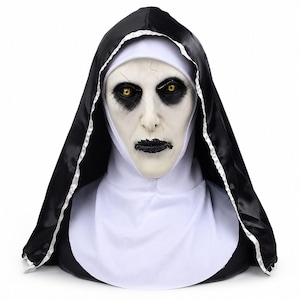 以下が含まれることがあります： 顔全体を覆う修道女のマスク。青白くひび割れた白い顔、深い黒の眼窩、黄色の虹彩、質感のある黒い唇が特徴です。白い縁取りの黒い修道服と、首と胸元を覆う白いウィンプルが一体となっています。