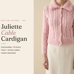 Puede incluir: Un cárdigan de punto trenzado en color rosa claro con cuello difuso y cierre de botones. El texto a la izquierda dice: KNITTING PATTERN PDF Juliette Cable Cardigan Intermediate US terms Chart + written cables Instant download.