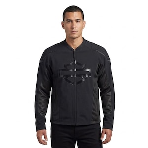 Könnte beinhalten: Eine schwarze Jacke mit Reißverschluss und einem tonalen Harley-Davidson Bar & Shield-Logo auf der Brust. Die Jacke verfügt über einen Stehkragen, lange Ärmel mit strukturierten Einsätzen sowie Reißverschlusstaschen an der Brust und an den Seiten.