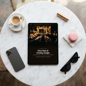 以下が含まれることがあります： First Date & Texting Scriptsというタイトルのデジタル文書を表示するタブレット。シャンパングラスで乾杯する二人の画像が映し出されている。タブレットの周りには、コーヒーカップ、ピンクのマカロン、ゴールドのペン、黒いサングラスが配置されている。