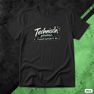 Pode incluir: Uma t-shirt preta de manga curta com texto em branco e verde claro que diz Technisch gesehen >_ funktioniert es. O design está centrado no peito e inclui uma caixa retangular que rodeia a segunda linha de texto.