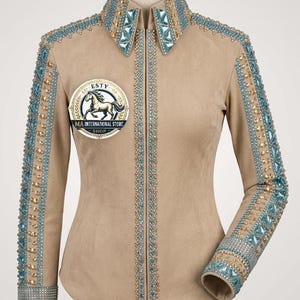 Camicia da concorso western color beige, abbigliamento da equitazione con cristalli turchesi e dorati, top da rodeo con strass realizzato a mano, abbigliamento da competizione equestre.
