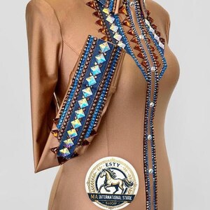Western-Showshirt für Damen – Beiges Reitshirt mit Glassteinen und Kristallen – Handgefertigtes Reitshirt in individueller Größe
