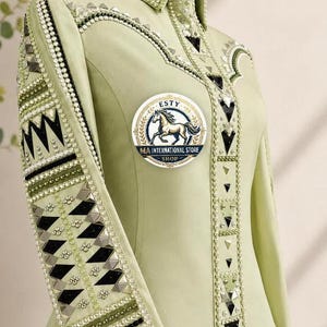 Salbeigrünes Western-Showshirt mit Strasssteinen und Kristallen | Hochwertige Reitbekleidung aus Stretchmaterial | Rodeo Queen, Horsemanship, Rail