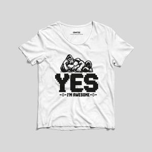 Può includere: Una t-shirt bianca a maniche corte con una grafica nera di un gorilla sdraiato sopra il testo pixelato YES e la frase I'M AWESOME. Il nome del marchio CRATZZ Creative Digital Downloads è stampato in piccolo vicino allo scollo.