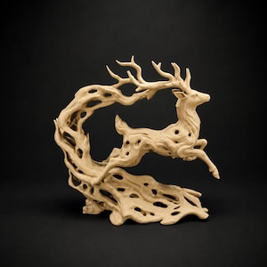 Puede incluir: Una escultura de madera de color tostado claro que representa un ciervo saltando con intrincados patrones orgánicos huecos en todo el cuerpo y la cornamenta. El ciervo se muestra en una pose dinámica, con una base de estructura porosa.