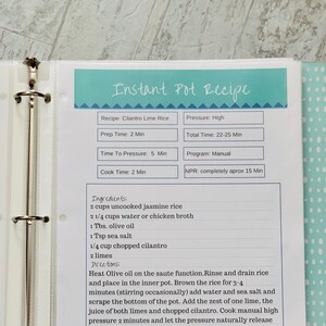 Può includere: Una scheda di ricetta stampabile per Instant Pot per riso al lime e coriandolo. La ricetta include ingredienti, istruzioni e tempi di cottura. La scheda è stampata su carta bianca con un bordo blu e verde.