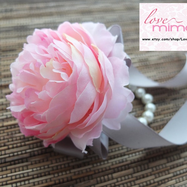 Poignet Corsage- Pivoines roses avec rubans gris sur bracelet perle