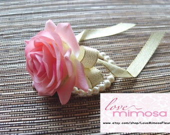 Corsage de poignet, rose rose avec de l’or ruban sur bracelet de perles