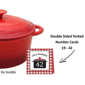 Könnte beinhalten: Druckbare Chili-Kochwettbewerb-Zeltkarten mit rotem und weißem Karomuster. Die Nummern 19-42 sind in Schwarz auf weißen Quadraten gedruckt. Die Karten sind doppelseitig und messen 2,5 Zoll im Quadrat, wenn sie gefaltet sind.
