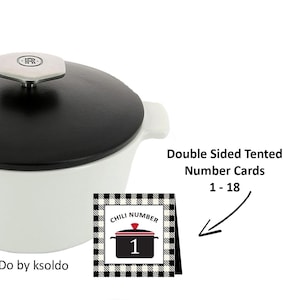 Op de afbeelding: Printbare chili-kookwedstrijd nummerkaarten. De kaarten zijn zwart-wit geruit met rode tekst. De nummers lopen van 1 tot 18. De kaarten zijn dubbelzijdig en kunnen worden opgevouwen om te staan. De afbeelding toont een witte pot met een zwarte deksel en een enkele kaart met het nummer 1.