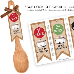 Puede incluir: Cuchara de madera con una cinta marrón y un conjunto de cintas de premio imprimibles. Las cintas están diseñadas para un concurso de cocina de sopa, con cintas de 1º, 2º y 3º lugar. Cada cinta presenta una ilustración de olla de cocción lenta y el texto "SOUP COOK-OFF".