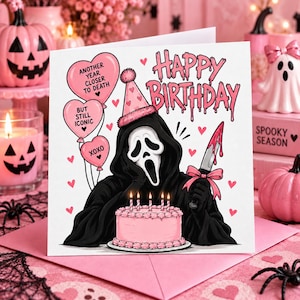 Könnte beinhalten: Eine quadratische Grußkarte mit einer schwarz gekleideten Figur mit weißer Geistermaske und rosa Partyhut. Die Figur hält ein Messer mit rosa Schleife vor einer rosa Torte mit vier Kerzen. Der Text lautet Happy Birthday, Another Year Closer To Death, But Still Iconic und XOXO.