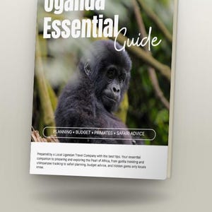 Peut inclure: Un livre à couverture souple intitulé Uganda Essential Guide avec une photographie de gorille au pelage sombre sur la couverture. Le texte inclut Planning, Budget, Primates, Safari Advice et des conseils pour le trekking de gorilles.