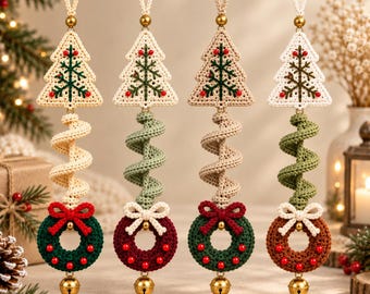 Puede incluir: Cuatro adornos navideños colgantes que presentan un árbol triangular de ganchillo en la parte superior, una sección central en espiral y una corona circular en la parte inferior. Cada adorno termina con una pequeña campana de metal dorado.