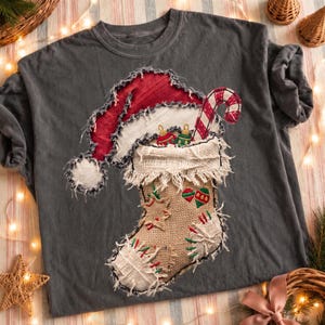 Weihnachtsstrumpf mit künstlichem Riss-, Ausfrans- und Patchwork-Effekt in Kastanienbraun (PNG), Weihnachtsmannmütze, Zuckerstange, Weihnachtsmotiv (DTF-Sublimation, trendig)