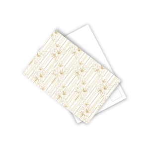 Può includere: Una cartolina rettangolare con un motivo di foglie d'acero color oro disposte in grappoli verticali su uno sfondo di sottili strisce verticali beige chiaro e bianche. La cartolina è posizionata ad angolo, sovrapponendosi parzialmente a una carta bianca.