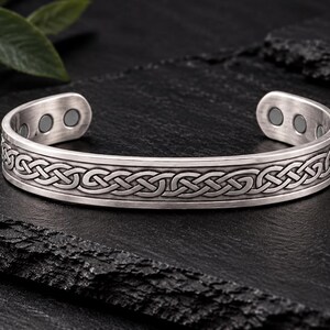 Bracciale rigido da uomo in rame massiccio e peltro con nodo celtico magnetico. Bracciale regolabile. Regalo per uomo.