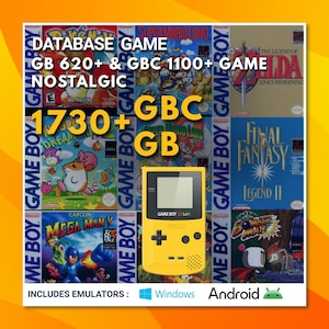以下が含まれることがあります： 様々なクラシックビデオゲームのパッケージアートのコラージュの上に配置された、黄色のゲームボーイカラー携帯ゲーム機。テキストには「DATABASE GAME, GB 620+ & GBC 1100+ GAME NOSTALGIC, 1730+ GBC GB, INCLUDES EMULATORS: Windows Android」と記載されています。