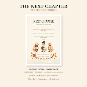 Könnte beinhalten: Ein 38-seitiges digitales Arbeitsbuch mit dem Titel THE NEXT CHAPTER BER MONTHS EDITION. Das Cover zeigt drei illustrierte Enten mit herbstlichen Accessoires und Tassen, umgeben von Herbstblättern, sowie Text zu den Monaten September bis Dezember.