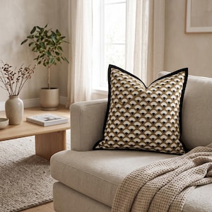 French Vintage Scallop Shell Pattern Throw Pillow Cover, High-End Chenille Woven Cushion Cover with Velvet Flange Trim, 45x45cm