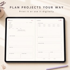 以下が含まれることがあります： PLAN PROJECTS YOUR WAYおよびPrint it or use it digitallyというテキストが表示されたプロジェクトプランナーテンプレートのデジタルタブレット。プランナーには、プロジェクトの詳細、進捗状況の追跡、目標、振り返りのためのセクションが整理されたレイアウトで配置されています。