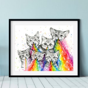 K&ouml;nnte beinhalten: Aquarellmalerei von f&uuml;nf grauen K&auml;tzchen mit herausgestreckten Zungen, die jeweils einen Regenbogen erbrechen. Der Hintergrund ist wei&szlig; mit bunten Spritzern.