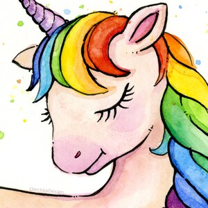 Pode incluir: Uma pintura em aquarela de um unic&oacute;rnio com uma crina e cauda arco-&iacute;ris. O unic&oacute;rnio tem os olhos fechados e est&aacute; olhando para baixo. O fundo &eacute; branco com pequenos pontos coloridos.