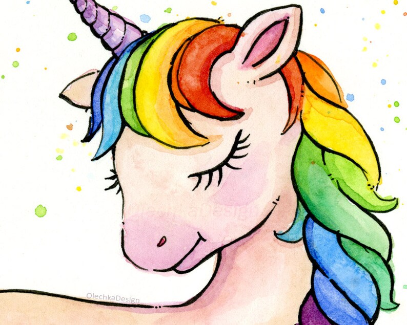 Pode incluir: Uma pintura em aquarela de um unic&oacute;rnio com uma crina e cauda arco-&iacute;ris. O unic&oacute;rnio tem os olhos fechados e est&aacute; olhando para baixo. O fundo &eacute; branco com pequenos pontos coloridos.