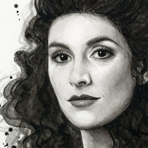 Pu&ograve; includere: Disegno a inchiostro nero e bianco di una donna con i capelli lunghi e ricci. La donna guarda direttamente lo spettatore con un'espressione seria. Il disegno &egrave; realizzato in uno stile realistico e ha un'atmosfera morbida e sognante.