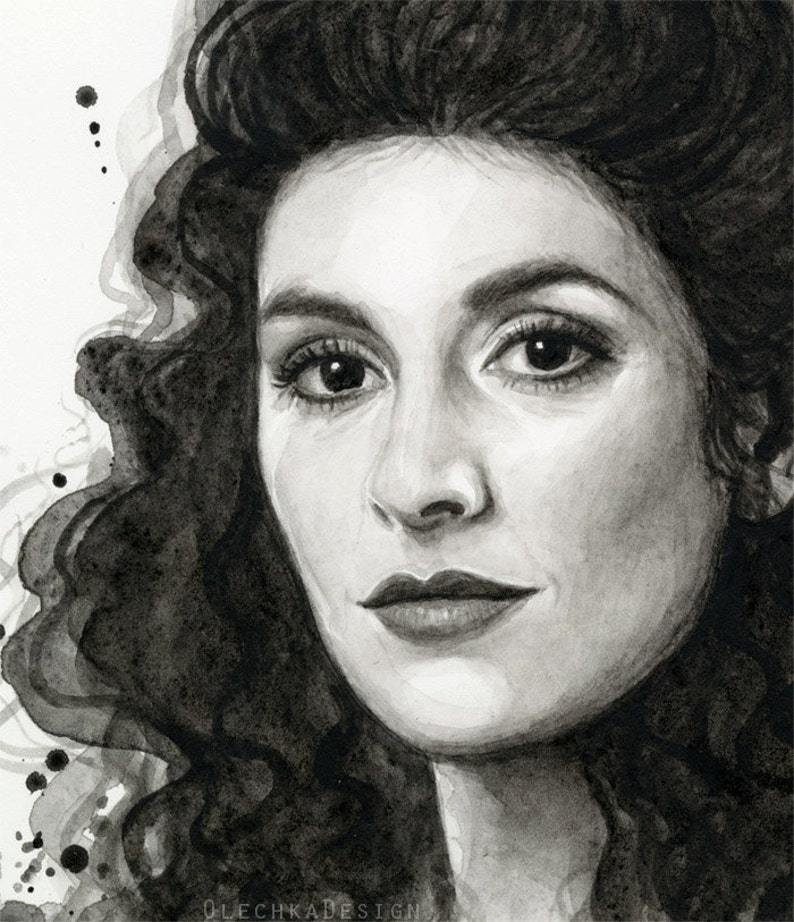 Pu&ograve; includere: Disegno a inchiostro nero e bianco di una donna con i capelli lunghi e ricci. La donna guarda direttamente lo spettatore con un'espressione seria. Il disegno &egrave; realizzato in uno stile realistico e ha un'atmosfera morbida e sognante.