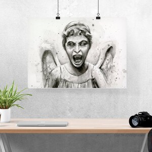 K&ouml;nnte beinhalten: Schwarzwei&szlig;es Aquarellbild eines Weeping Angels aus Doctor Who. Der Engel hat einen gro&szlig;en, offenen Mund und ist mit Fl&uuml;geln dargestellt.