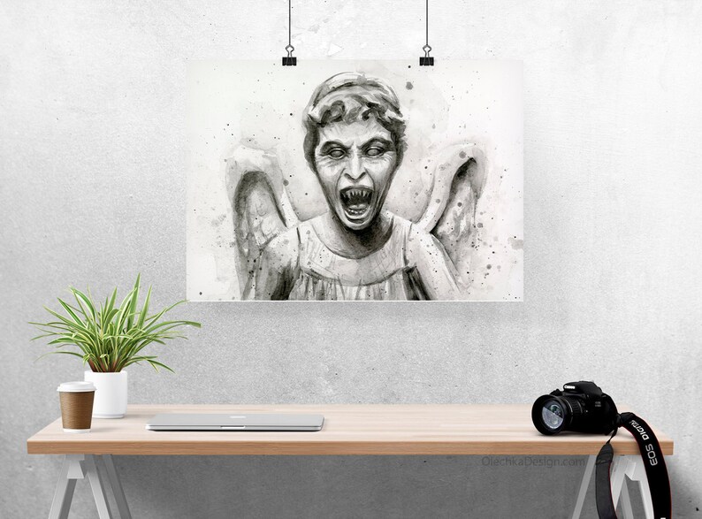 K&ouml;nnte beinhalten: Schwarzwei&szlig;es Aquarellbild eines Weeping Angels aus Doctor Who. Der Engel hat einen gro&szlig;en, offenen Mund und ist mit Fl&uuml;geln dargestellt.