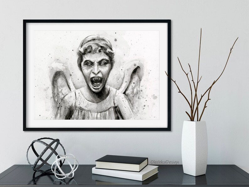 K&ouml;nnte beinhalten: Schwarzwei&szlig;es Aquarellbild eines Weeping Angels aus der Fernsehserie Doctor Who. Der Engel ist mit ausgebreiteten Fl&uuml;geln und offenem Mund dargestellt, als w&uuml;rde er schreien.