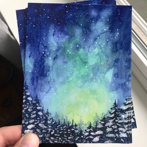 Galaxy Wald Postkarten, verschneite Kiefern Kunst, Weihnachten Postkarten, Aurora Borealis, Winter-Karten, Galaxy Kunst, verschneite Wald Kunst, Nordlichter