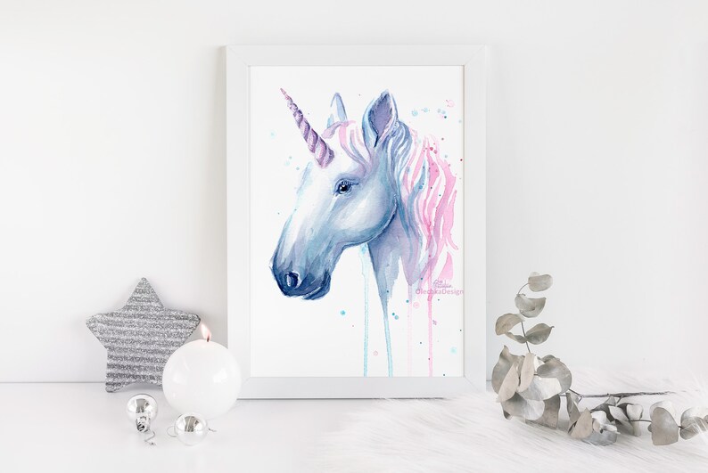 Pode incluir: Pintura em aquarela da cabe&ccedil;a de um unic&oacute;rnio com uma juba rosa e azul e um chifre roxo. O fundo &eacute; branco com respingos de aquarela azul e rosa.