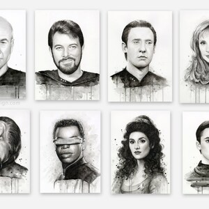 Pu&ograve; includere: Otto illustrazioni ad acquerello in bianco e nero di personaggi di Star Trek. I personaggi sono raffigurati in uno stile realistico con tratti del viso ed espressioni dettagliate. Le illustrazioni sono su sfondo bianco con sottili velature ad acquerello.
