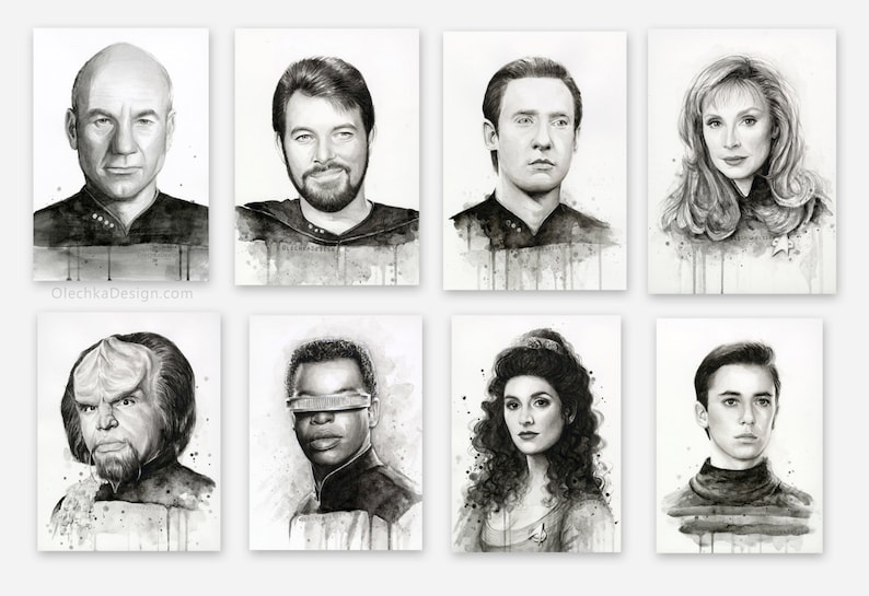 Pu&ograve; includere: Otto illustrazioni ad acquerello in bianco e nero di personaggi di Star Trek. I personaggi sono raffigurati in uno stile realistico con tratti del viso ed espressioni dettagliate. Le illustrazioni sono su sfondo bianco con sottili velature ad acquerello.