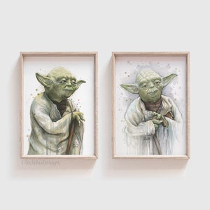 Może przedstawiać: Dwa oprawione akwarele przedstawiające Yodę z Gwiezdnych Wojen. Obrazy są w jasnej drewnianej ramie i mają białe tło z efektem rozprysku akwareli. Pierwszy obraz przedstawia Yodę stojącego z założonymi rękami i trzymającego laskę. Drugi obraz przedstawia Yodę stojącego z dłońmi złożonymi przed sobą i trzymającego laskę.