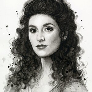 Pu&ograve; includere: Dipinto ad acquerello in bianco e nero di una donna con lunghi capelli ricci, che indossa una camicia scura con un distintivo della Flotta Stellare. Lo sfondo &egrave; una tela bianca con schizzi di inchiostro nero.