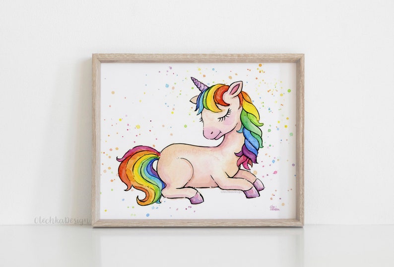 Pode incluir: Uma pintura em aquarela de um unic&oacute;rnio com uma crina e cauda arco-&iacute;ris. O unic&oacute;rnio est&aacute; deitado com os olhos fechados. O fundo &eacute; branco com pontos coloridos.